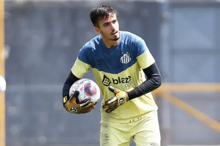 Santos deve renovar com o goleiro Rodrigo Falcão, destaque da base do clube