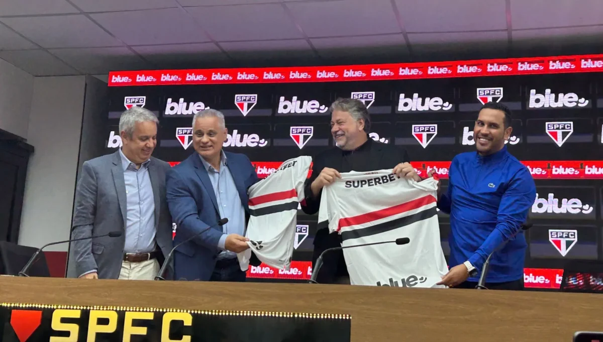 São Paulo anuncia novo patrocínio e diretor demonstra tranquilidade para completar uniforme do clube