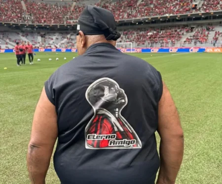 Símbolo do Athletico: Bolinha homenageia Denir, massagista histórico do Flamengo