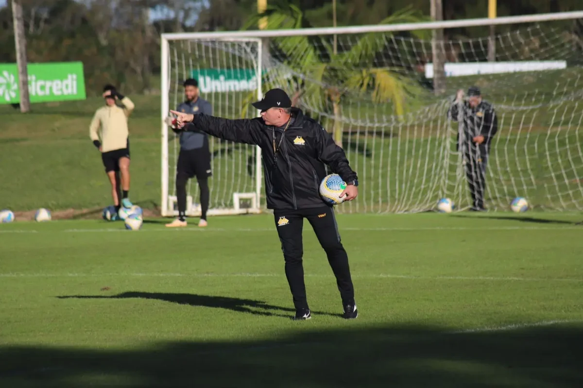 Tencati busca repetir escalação do Criciúma na Série A, mas ainda não conseguiu