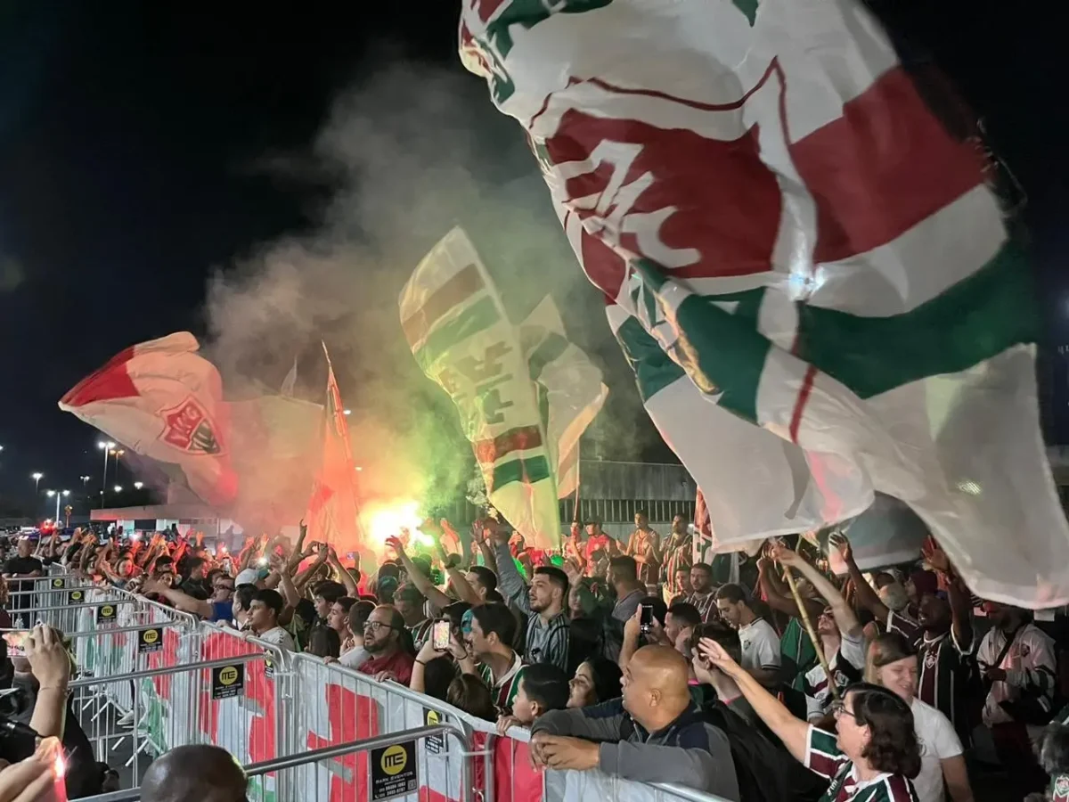 Thiago Silva chega ao Rio de Janeiro e é recebido por torcedores do Fluminense em clima de festa