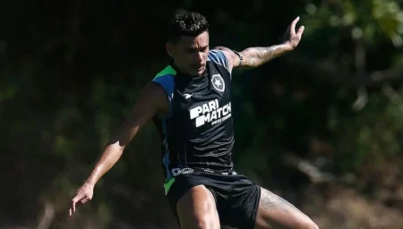 "Tiquinho Soares retorna aos treinos do Botafogo: Jogador se recupera de lesão e se reintegra à equipe"