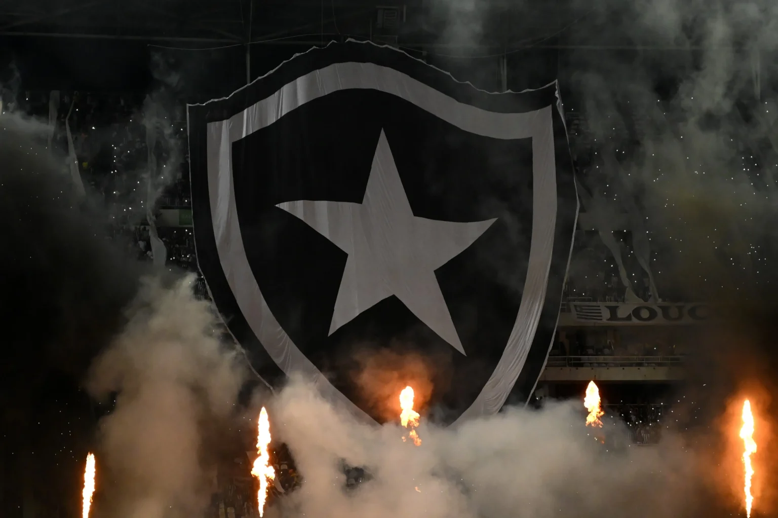 Torcedores do Botafogo e 'Panterinhas' Lotam Shopping em Busca de Foto com Luiz Henrique