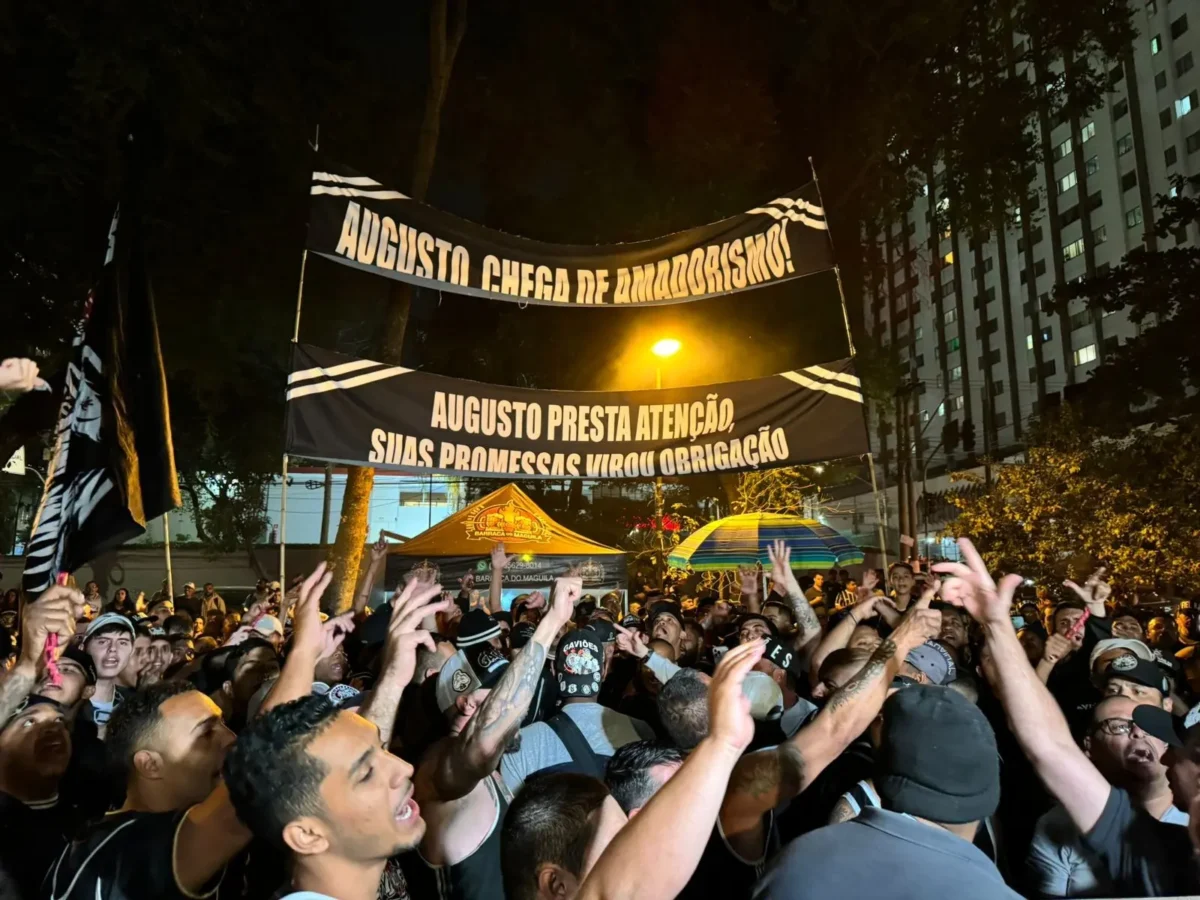 "Torcedores do Corinthians Protestam contra Augusto Melo: Conflito Acirrado no Clube"