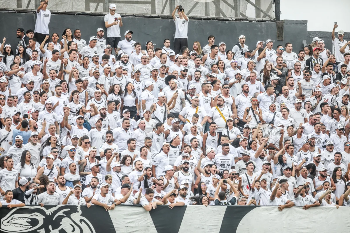 Torcida organizada do Santos faz cobranças em reunião com elenco e diretoria no CT Rei Pelé.