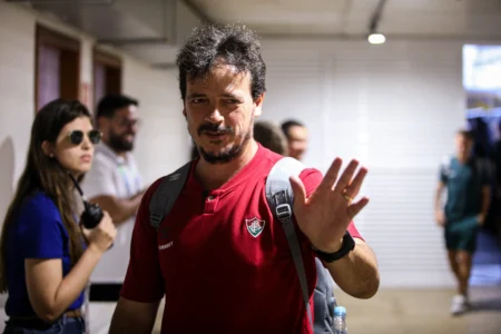 Título otimizado para SEO em Português-BR: "Treinador Diniz analisa saída do Fluminense dois dias após desligamento"