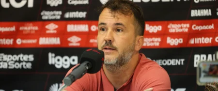 "Treinador do Athletico elogia desempenho da equipe, mas lamenta gol sofrido no final: "Todos machucados""