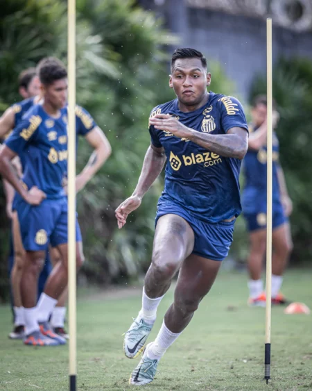 Treino do Santos: Morelos retorna da Colômbia e João Basso é reintegrado ao time