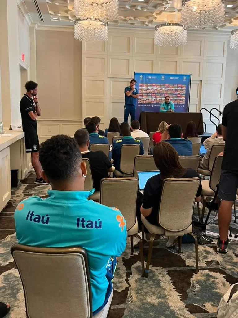 Vídeo: Danilo surpreende Raphinha durante entrevista e faz pergunta emocionante que mexe com atacante da Seleção.