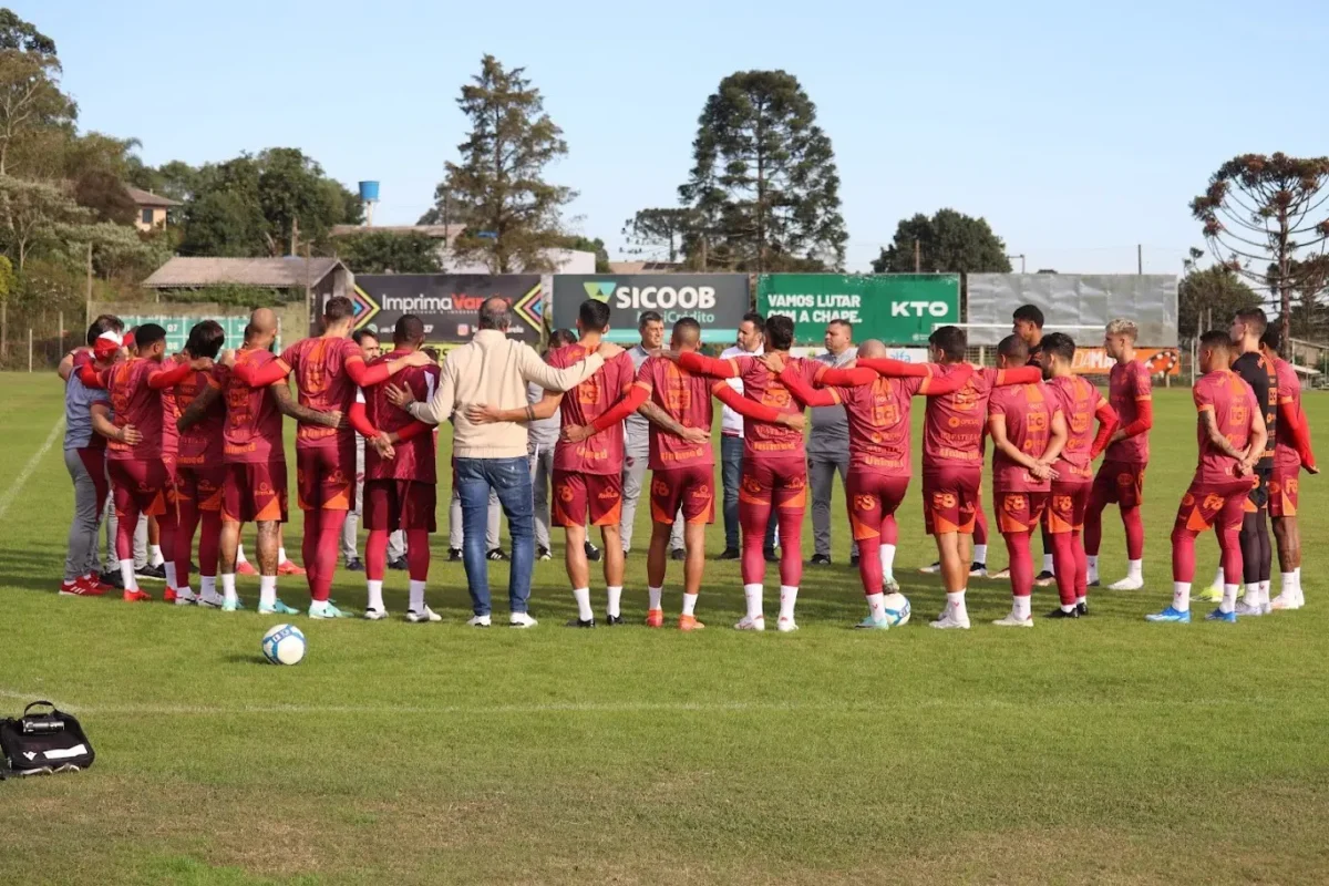 Vila Nova enfrenta o Ceará na próxima segunda-feira, lateral suspenso da equipe