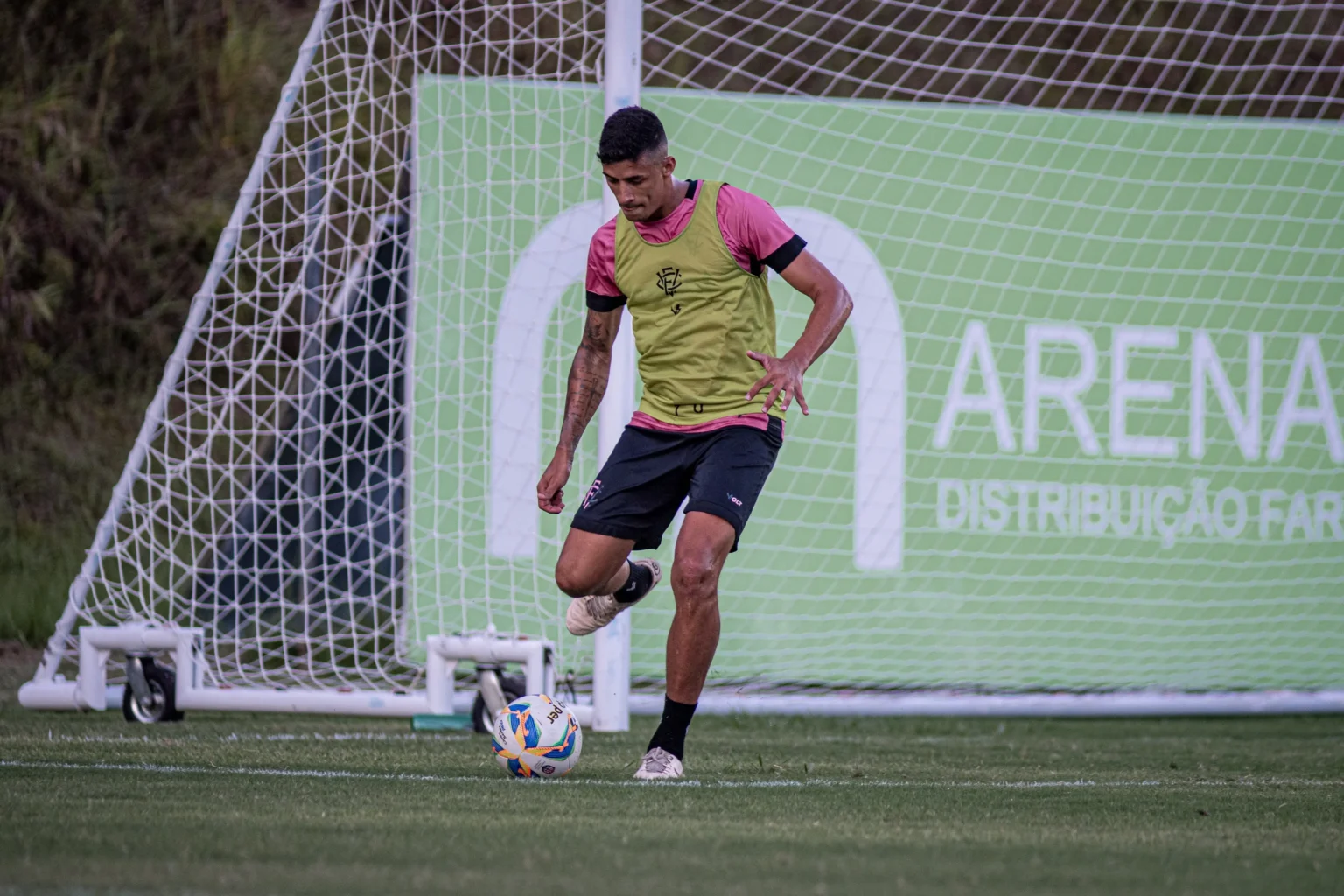 "Vitória enfrenta Atlético-MG: Camutanga se lesiona durante o aquecimento e fica fora do jogo"