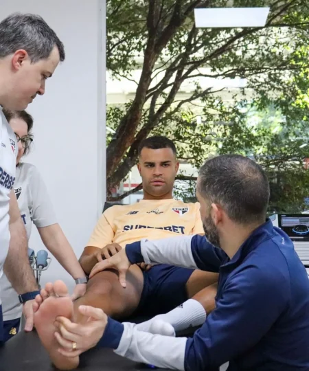 "Alisson inicia tratamento no São Paulo após cirurgia e retorna apenas na próxima temporada"