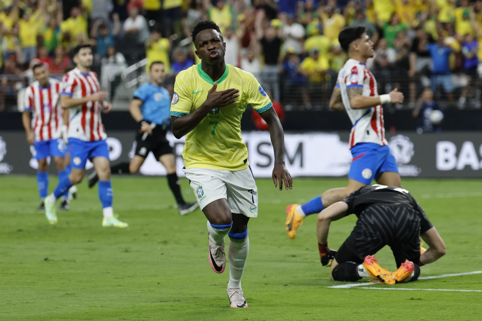 "Dorival mantém titulares e definição do substituto de Vinicius Junior fica para véspera de Brasil x Uruguai"