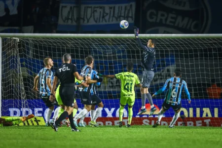 Goleiro Marchesín expressa descontentamento com revezamento de goleiros no Grêmio: "Decisões do treinador"