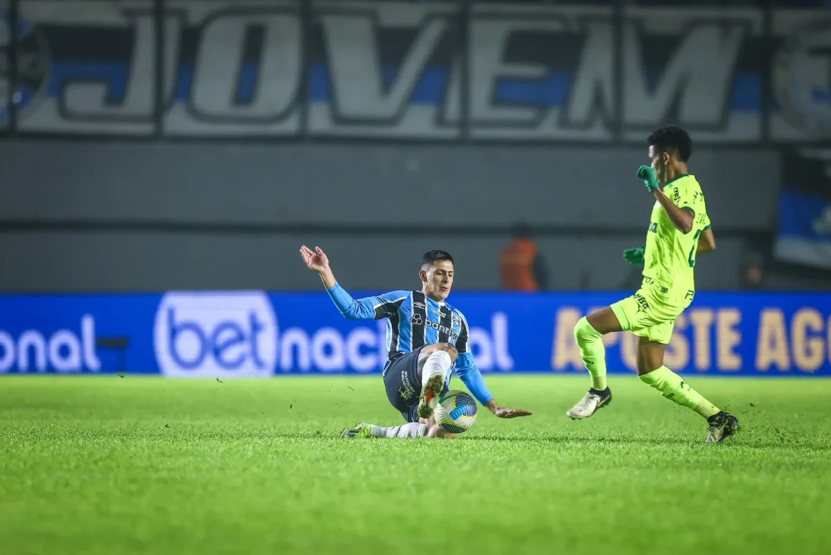 Grêmio Luta para Escapar da Zona de Rebaixamento, mas Enfrenta Queda de Desempenho Devido a Mudanças no Elenco, Levando a um Empate Frustrante