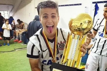 "Matheus Cassini, ex-jogador do Corinthians, surpreende ao anunciar aposentadoria aos 28 anos"