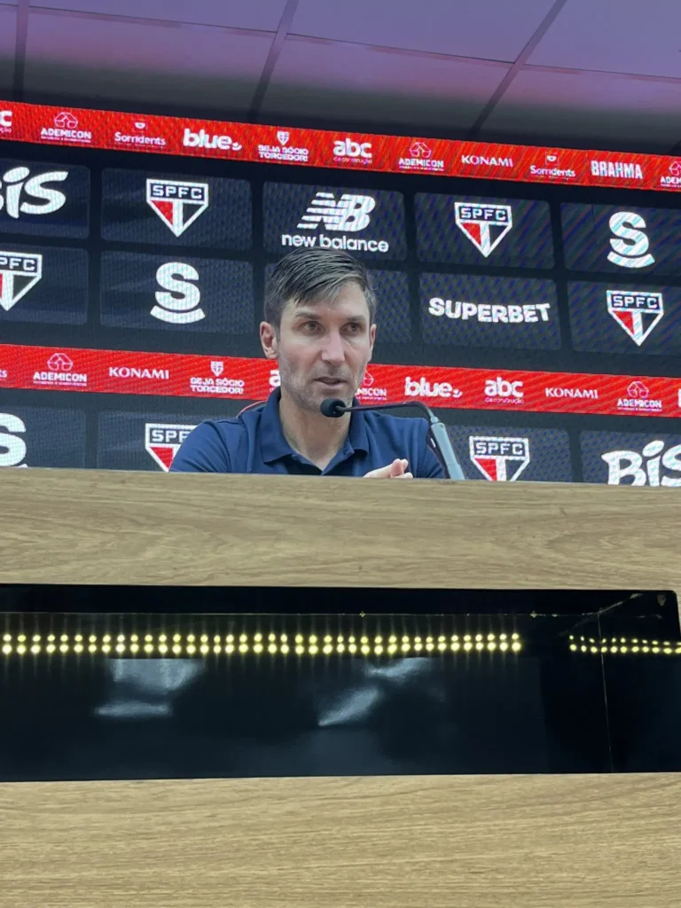 "São Paulo empata com Botafogo sendo protagonista, elogia auxiliar técnico"