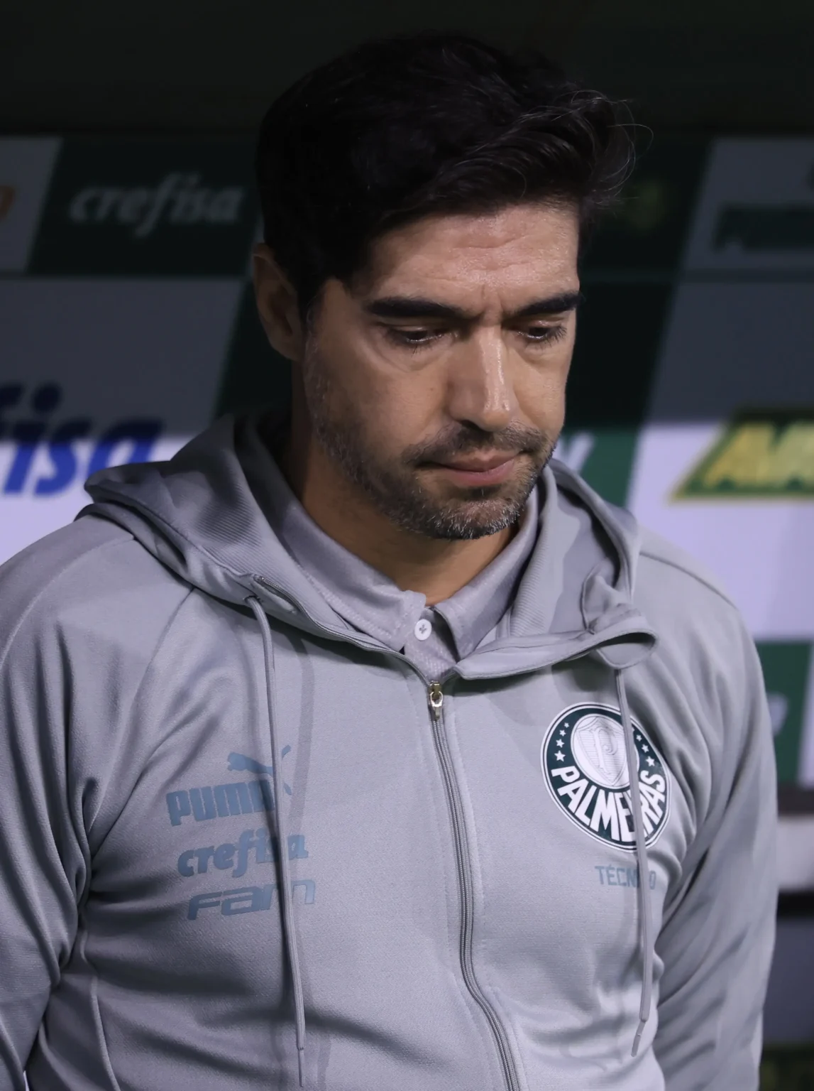 "Abel Ferreira, técnico do Palmeiras, faz pedido de desculpas à comunidade indígena por declaração controversa em entrevista"