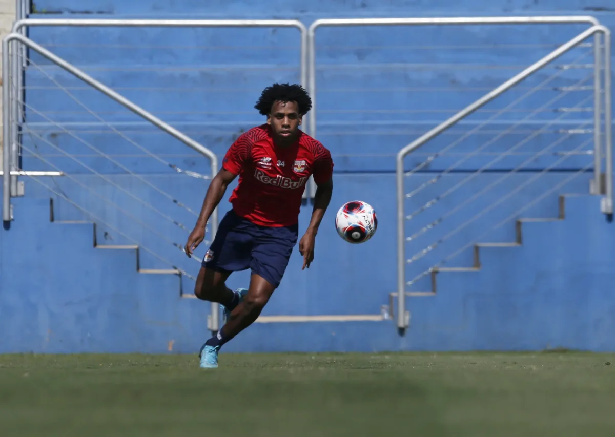 "Andrés Hurtado Volta da Copa América e se Prepara para Treinar no Bragantino"