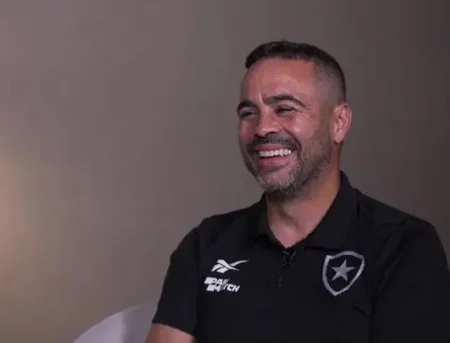 "Artur Jorge Elogia Início no Botafogo e Planeja Futuro no Brasil: 'Muitos Anos pela Frente'"