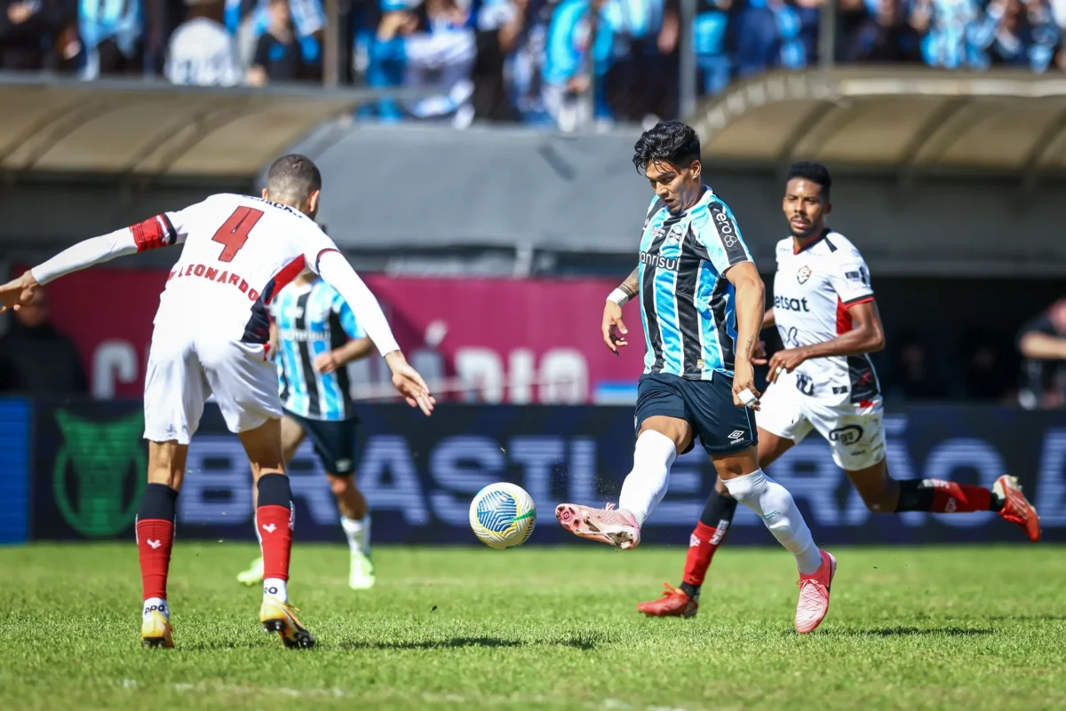 Título otimizado para SEO em Português-BR: "Atacante uruguaio impressiona em estreia pelo Grêmio, mas Renato Gaúcho mantém cautela"