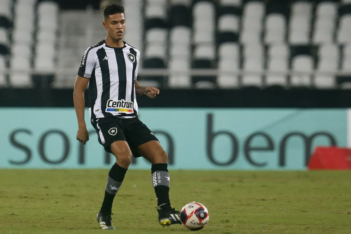 "Atleta Brasileiro Sousa se Despede do Botafogo após Contratação por Time Belga: 'Sou Eternamente Grato'"