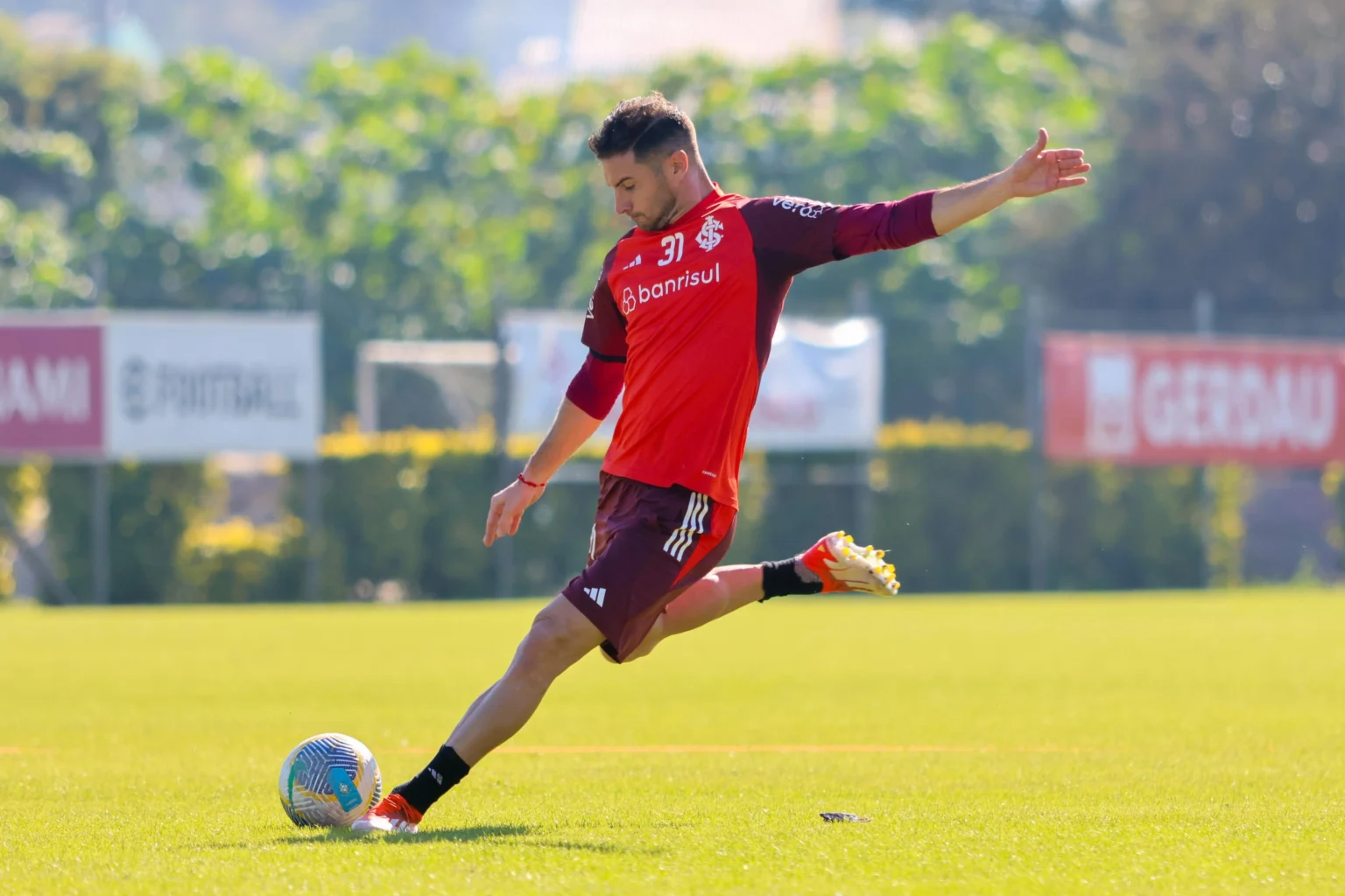 "Atletas do Inter: Bustos e Alario treinam, Aránguiz ausente"