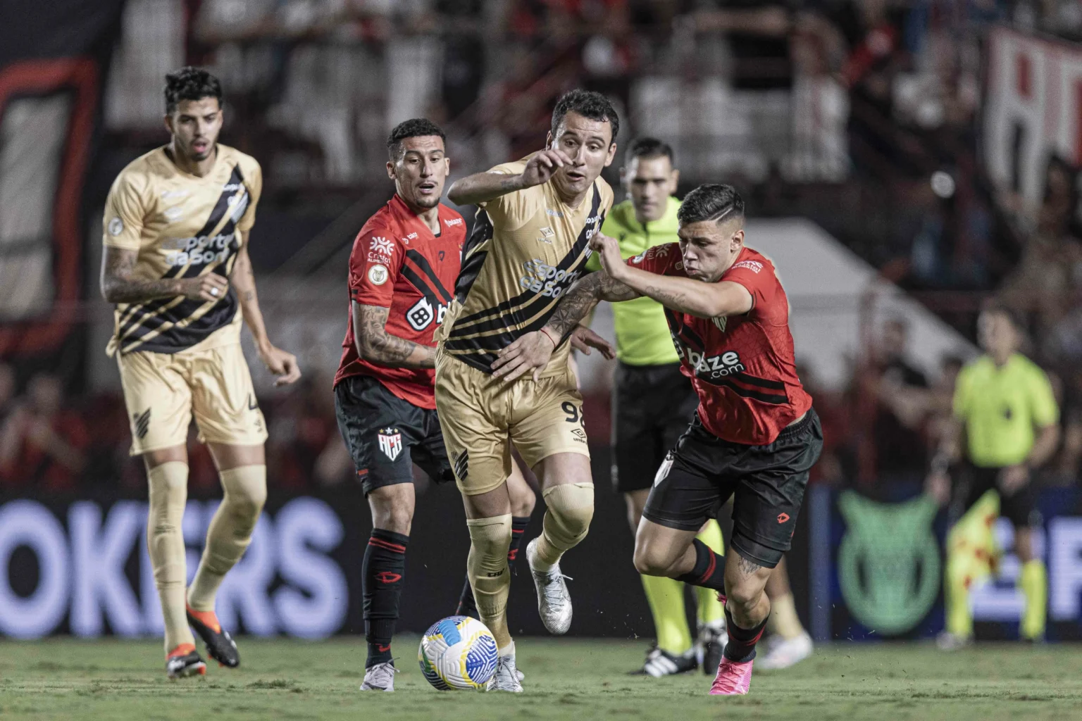 "Atlético-GO 1x2 Athletico: Gols e Destaques do Confronto pelo Campeonato Brasileiro"