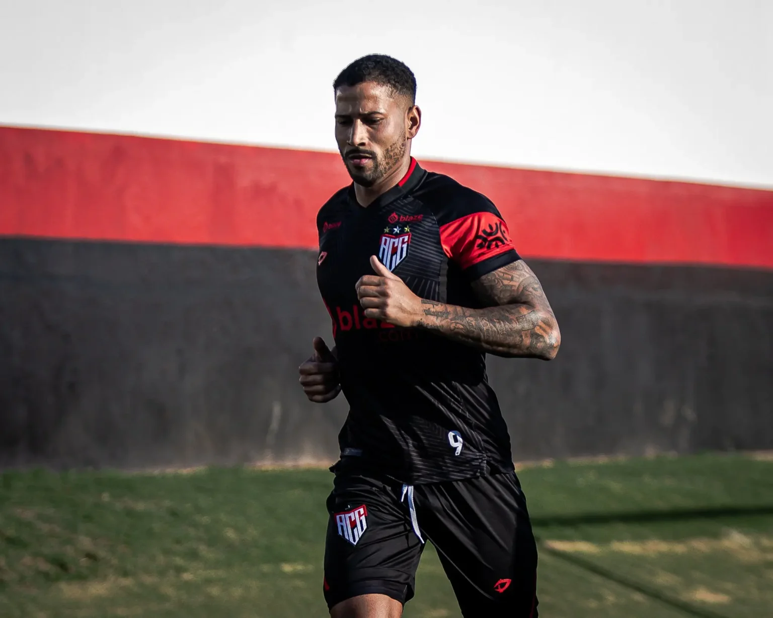 "Atlético-GO: Escalação com Cinco Desfalques Importantes Contra o Flamengo"