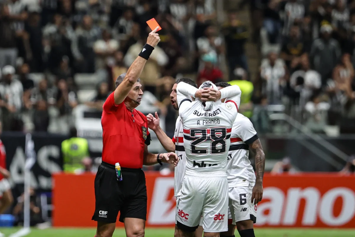 "Ausência de Alan Franco após decisão do VAR prejudica São Paulo na partida contra o Grêmio"