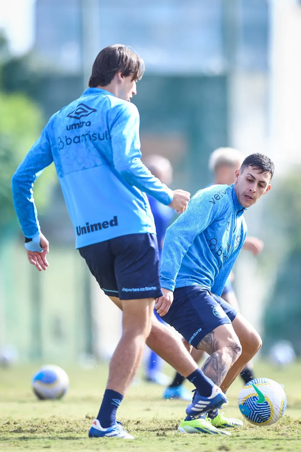 "Ausência de Pavon afeta o Grêmio no Campeonato Brasileiro, enquanto Geromel está disponível"