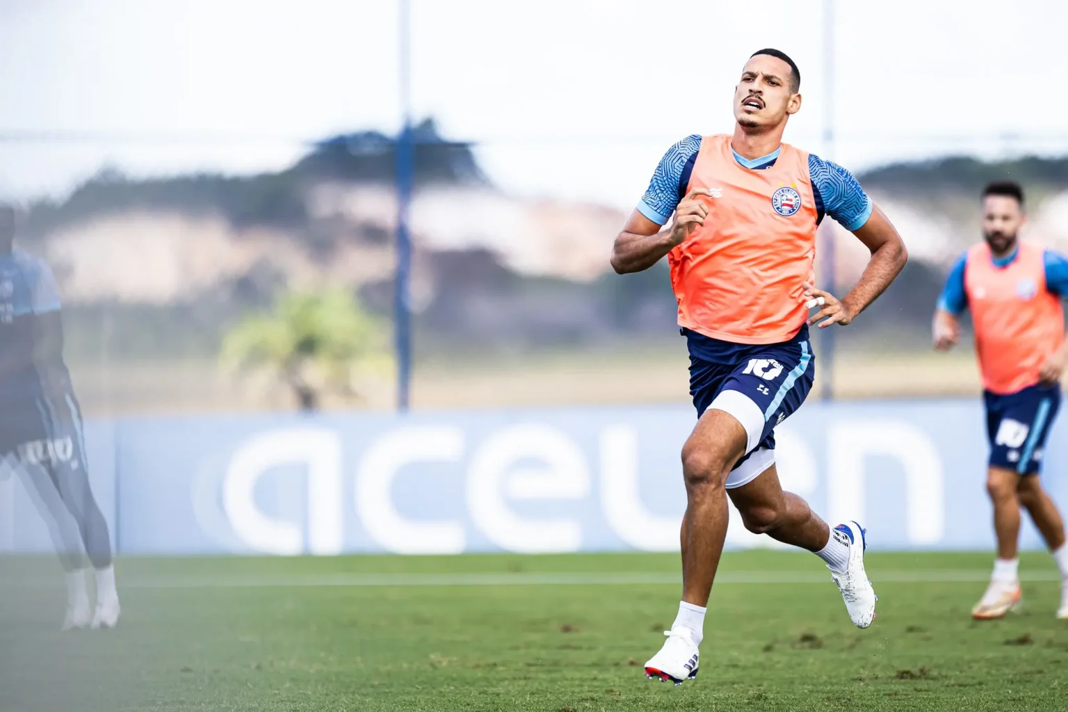 "Bahia anuncia ausência de Gabriel Xavier contra o Corinthians; conheça os jogadores que retornam ao time"