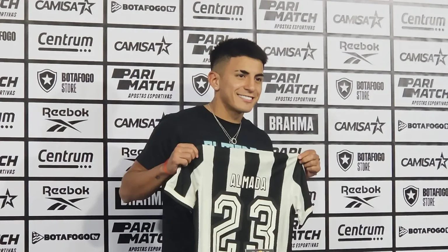 "Botafogo Anuncia a Contratação de Thiago Almada: Um Reforço de Destaque no Cenário Futebolístico Brasileiro"