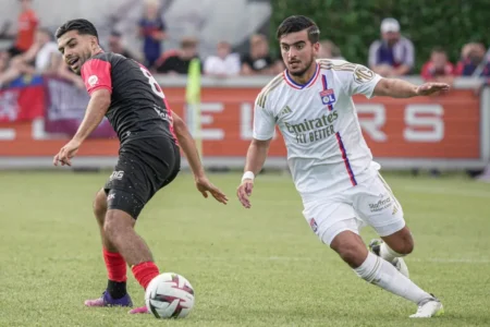 "Botafogo anuncia a contratação do meia francês Mohamed El Arouch, do Lyon"