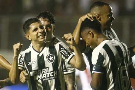 Botafogo vence Vitória com atuação de destaque de Savarino