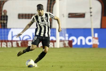 Botafogo's Eduardo Isola Penalty Kick and Suffers Thigh Injury