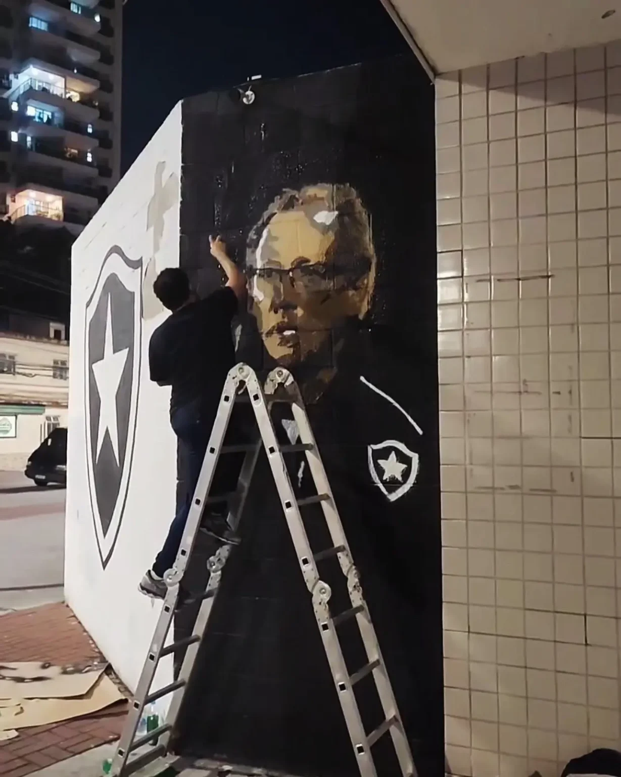 "Botafoguense Homenageia Presidente da SAF, John Textor, em Mural no Estádio Nilton Santos"