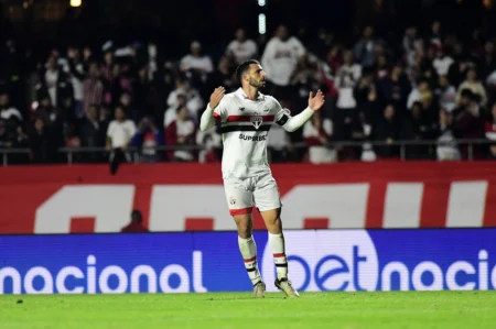 "Calleri expressa decepção com a saída de James do São Paulo: 'É uma pena que ele não se adaptasse'"