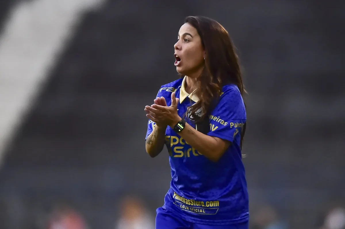 "Camilla Orlando Faz História como a Primeira Técnica Mulher a Vencer o Clássico entre Palmeiras e Corinthians"