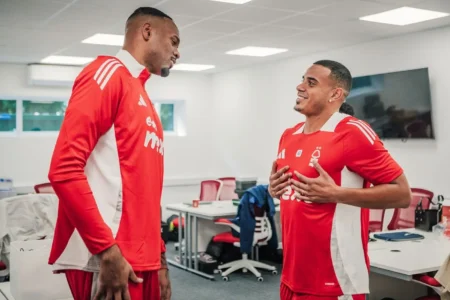 "Carlos Miguel e Murillo se reencontram no Nottingham Forest: Relato do encontro positivo"