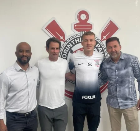 Título otimizado para SEO em Português-BR: "Charles visita Centro de Treinamento do Corinthians, tira fotos com presidente e aguarda anúncio oficial"