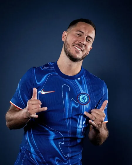 "Chelsea contrata Hazard como novo modelo e guia turístico após aposentadoria"