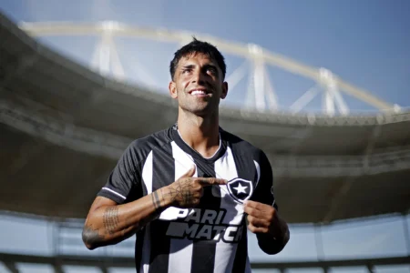 "Clube de Futebol Negocia a Contratação de Ex-Jogador do Botafogo para Substituir Atleta"