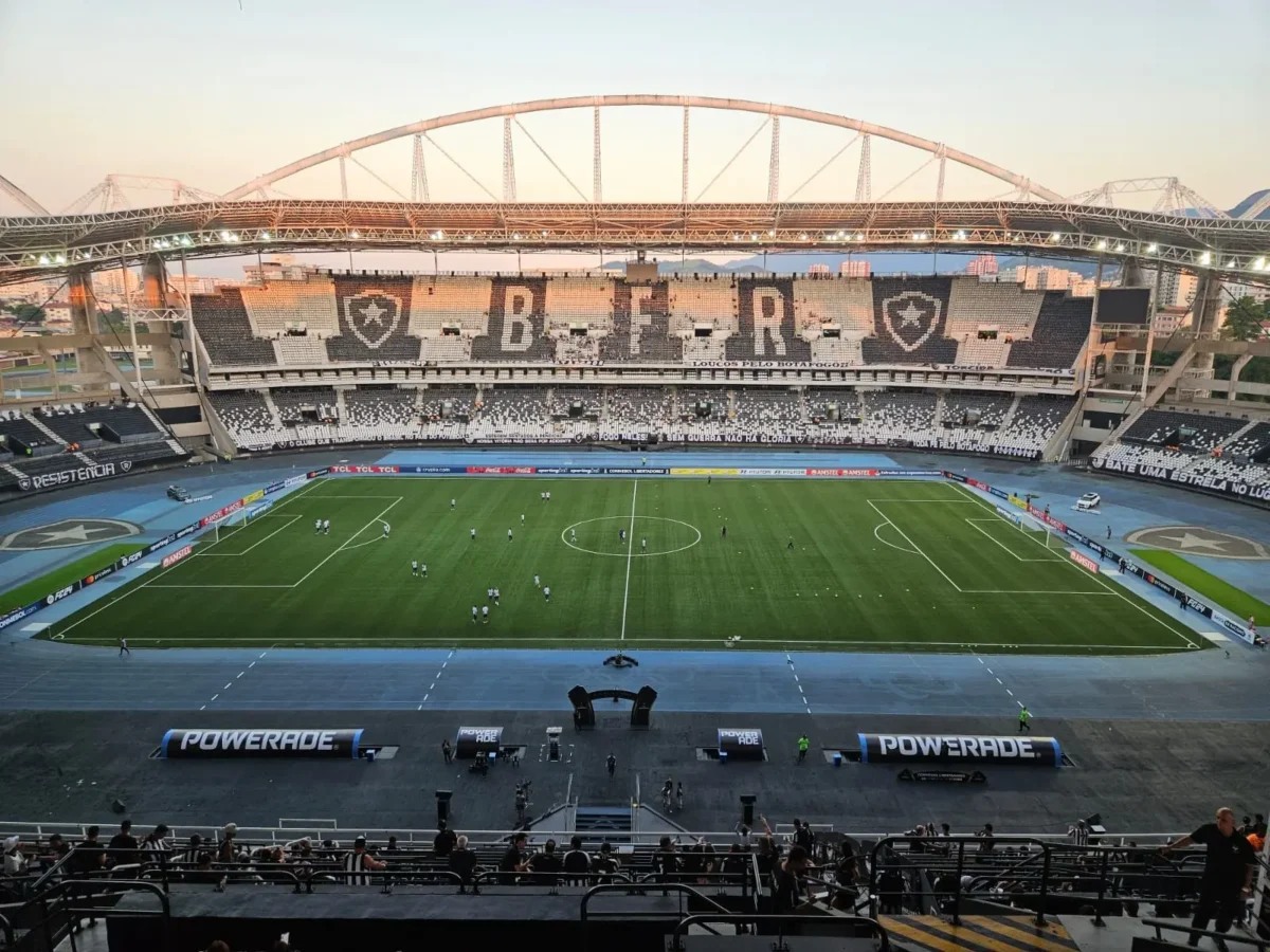 "Como Textor, do Botafogo, aborda a possível saída de Nilton Santos do clube"