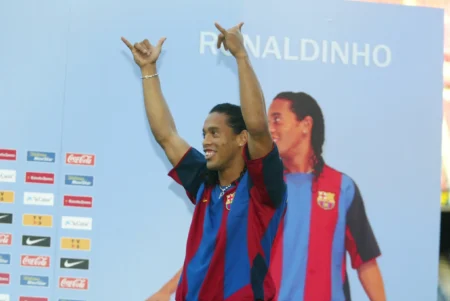 "Conheça a História de Ronaldinho Gaúcho: 21 Anos Marcantes em Barcelona"