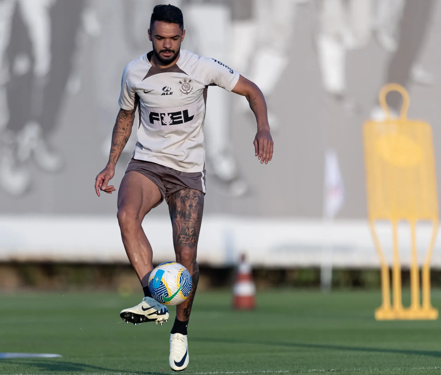 "Convocação do Corinthians: Raniele retorna à equipe para enfrentar o Grêmio, substituindo Alex Santana"