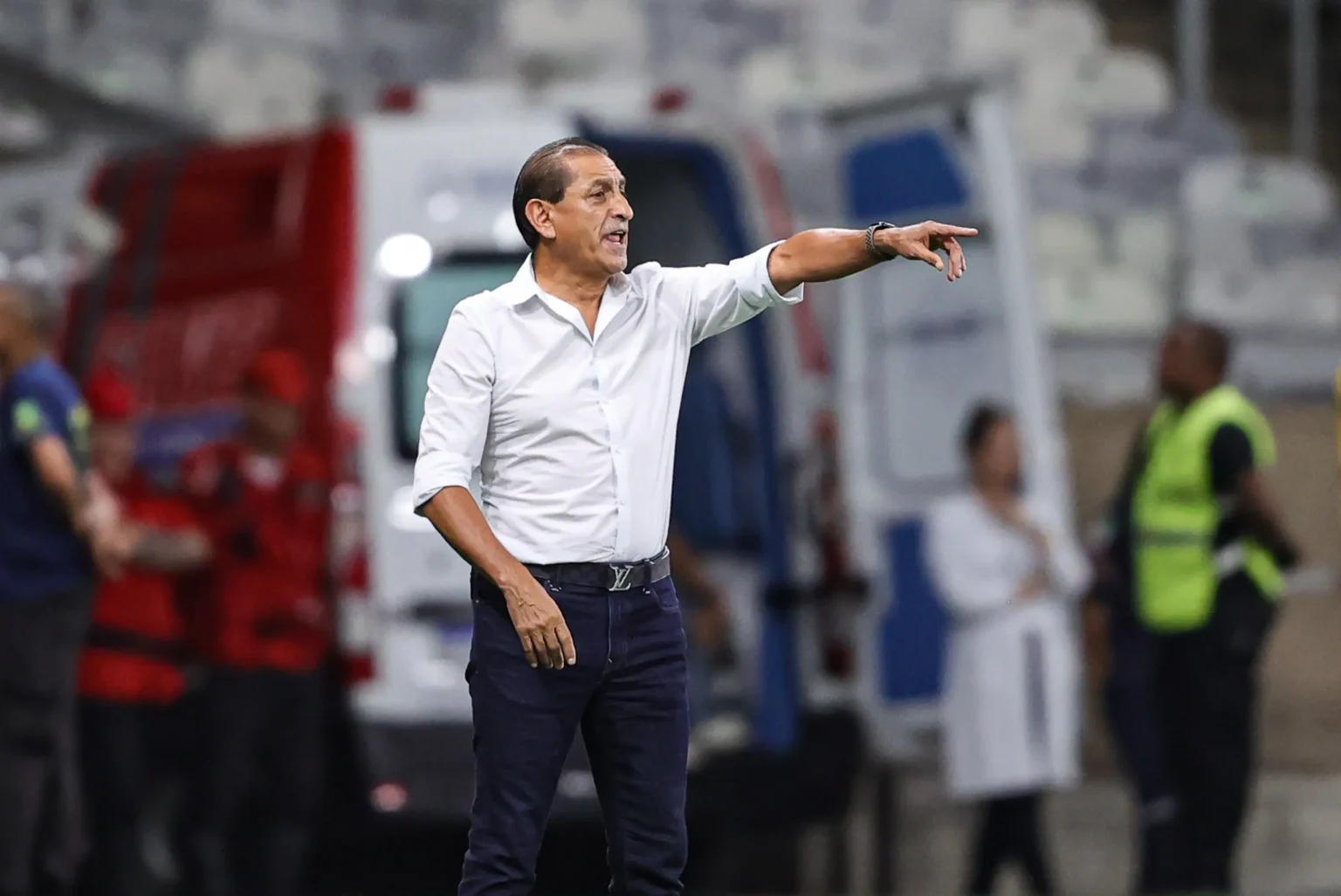"Corinthians Busca Agilizar a Contratação de Novo Treinador, Evitando Prolongados Processos de Negociação"