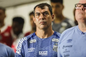 "Corinthians busca contratação de Fábio Carille e solicita autorização do Santos para prosseguir nas negociações"