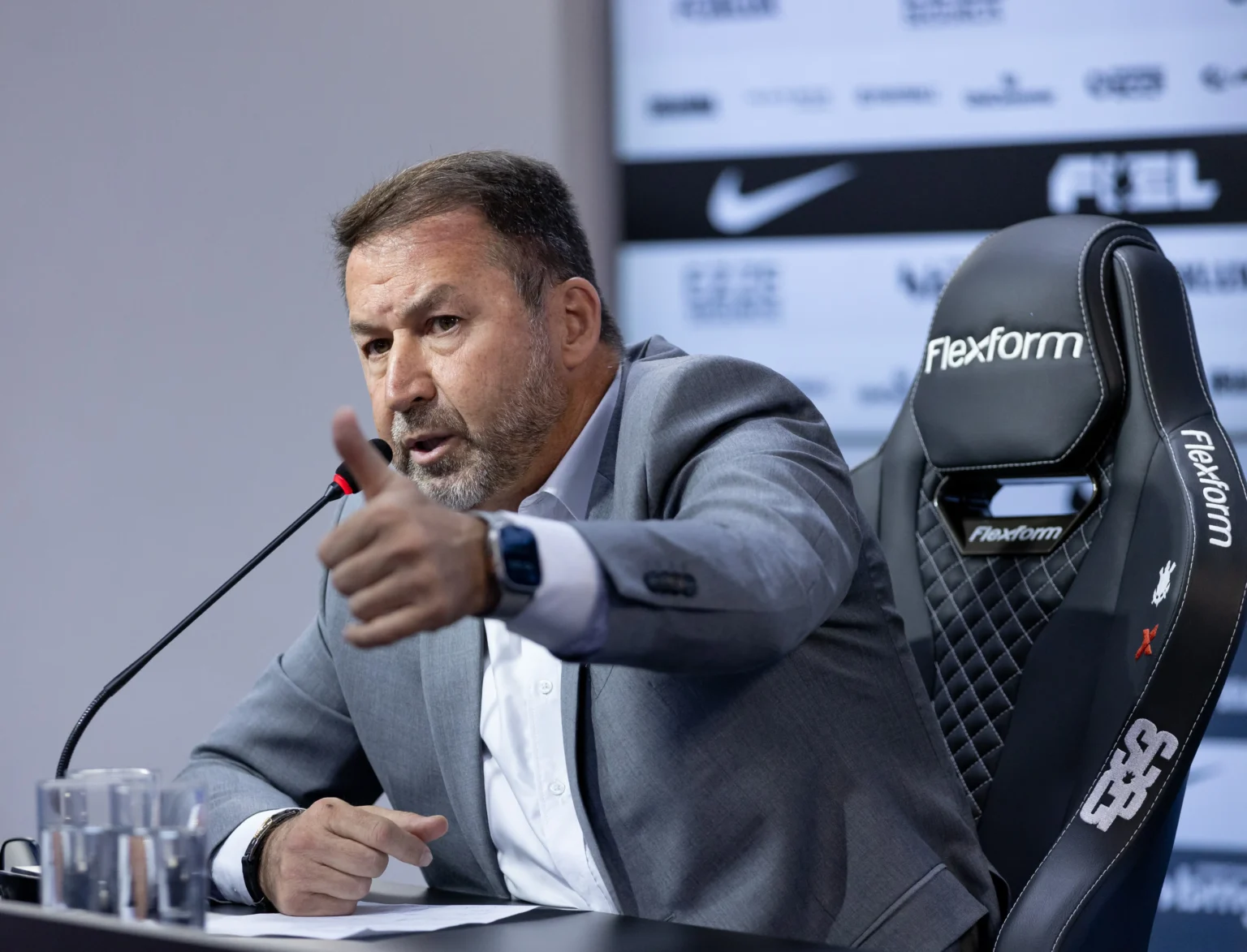 "Corinthians critica escolha de árbitro para jogo contra o Grêmio e envia ofício à CBF"