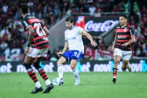 Cruzeiro alterna momentos positivos e negativos na partida contra o Flamengo no Campeonato Brasileiro